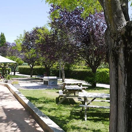 Camping Forcalquier Les Routes De Provence Hotel Bagian luar foto